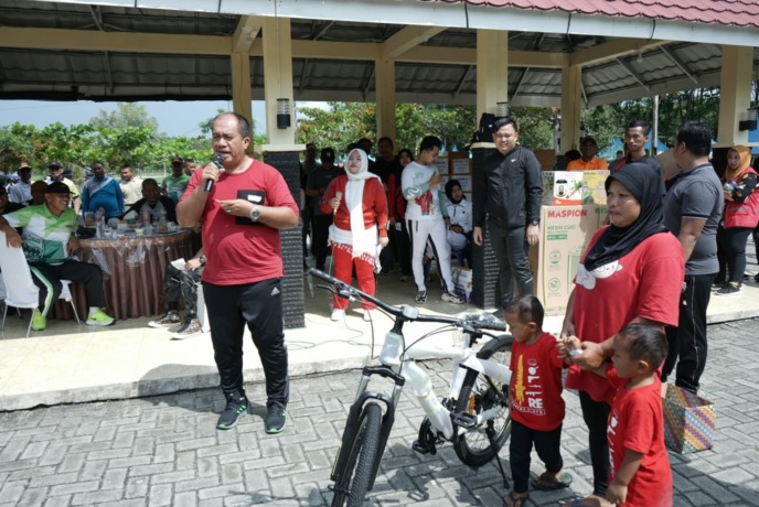Foto: Wabup Asahan menyerahkan hadiah kepada warga di acara jalan santai.