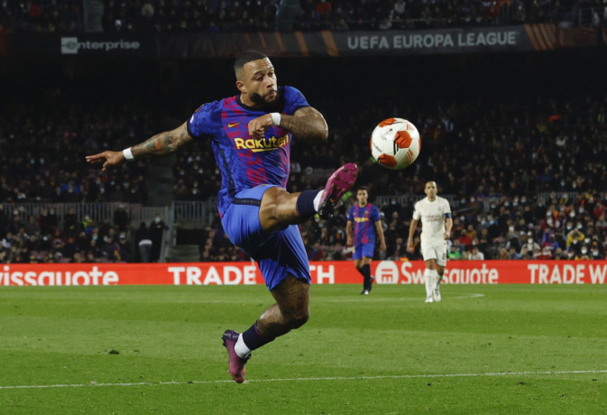 Depay saat pertandingan Barcelona melawan Manchester Citydalam laga amal di tengah pekan ini.