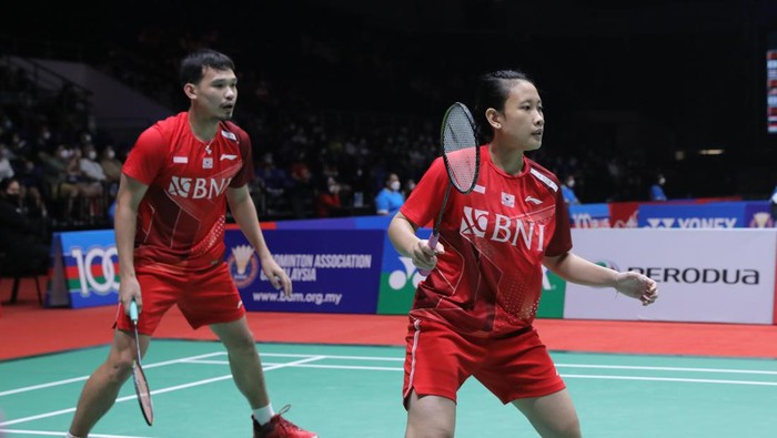 Rinov Rivaldy/Pitha Haningtyas Mentari meraih kemenangan di babak 32 besar Kejuaraan Dunia Bulutangkis 2022. Berjumpa, Lee Yang/Yang Ching-tun (Taiwan), pasangan Indonesia menang rubber game 21-15, 19-21, 21-8.
