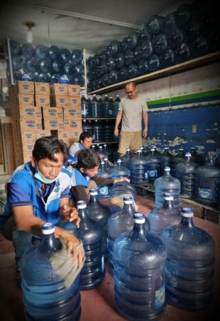 Syahbeni, pemilik AHS (AQUA Home Service) Keluarga, mengawasi para pekerjanya di ruko tempatnya berbisnis di Jalan Brigjen Katamso, Medan, Senin (8/8/2022).
