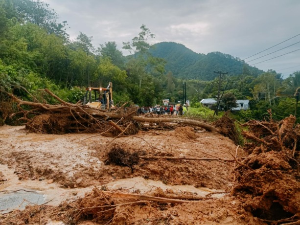 Longsor terjadi, akibatkan jalan lintas Sumatera putus total tepatnya di Desa Jangga Dolok, Kecamatan Lumbanjulu, Kabupaten Toba, Minggu (28/8/2022) sekira pukul 2.00 WIB.