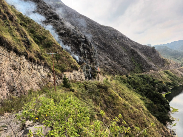 Foto: Hutan lindung terbakar yang terletak di Huta Sihorbo Nagori Purba Sipinggan Kecamatan Purba, serta di Nagori Sihalbe dan Kelurahan Haranggaol Kecamatan Haranggaol Horizon.
