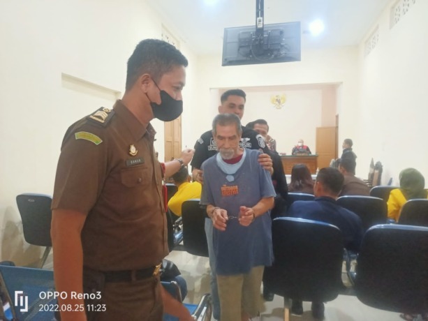 Terdakwa dibawa setelah mendengarkan vonis hakim Pengadilan Negeri Pematang Siantar.