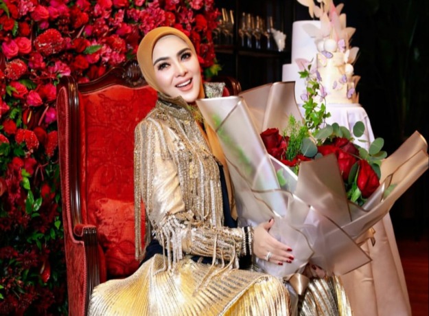 Syahrini pesta di Singapura.