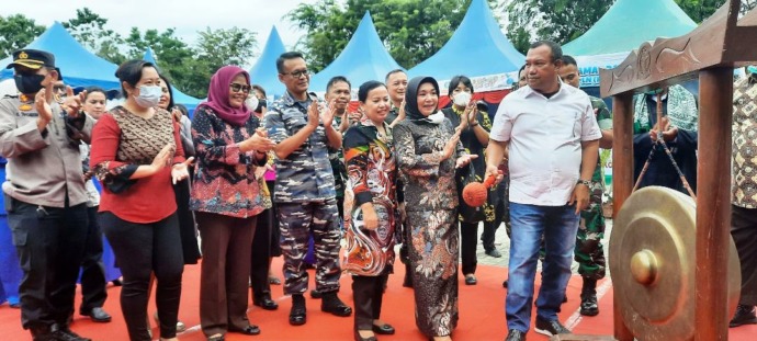   (RIDWAN BUTARBUTAR/NEW TAPANULI), Walikota Sibolga H. Jamaluddin Pohan memukul gong pertanda dibukanya acara Promosi dan Pameran UMKM Kota Sibolga Tahun 2022, Jumat (5/8/22) lalu.