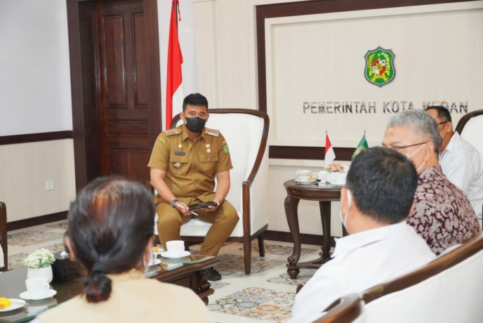 Bobby Nasution saat menerima kunjungan Team World Bank, Badan Perencanaan Pembangunan Nasional (Bappenas) dan Kementerian Perhubungan di Balai Kota Medan, Senin (1/8/2022).