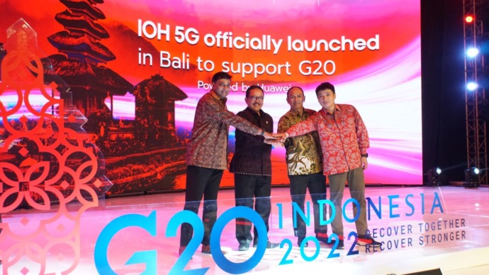 Kiri-Kanan: President Director & CEO of Indosat Ooredoo Hutchison, Vikram Sinha, Wakil Gubernur Bali, Tjokorda Oka Artha Ardana Sukawati, Sekretaris Direktorat Jenderal Penyelenggaraan Pos Dan Informatika Kementerian Kominfo RI, Wayan Toni Supriyanto, CEO