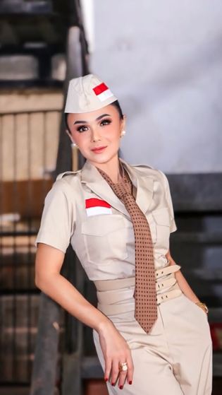 Yuni Shara menggunakan kostum ala pejuang dalam rangka pembuatan video klip lagu berjudul Satria Indonesia untuk menyambut hari Kemerdekaan RI ke-77.