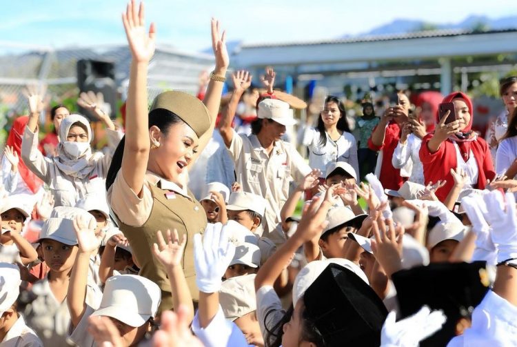 Yuni Shara dikerubungi murid Paud-TK.