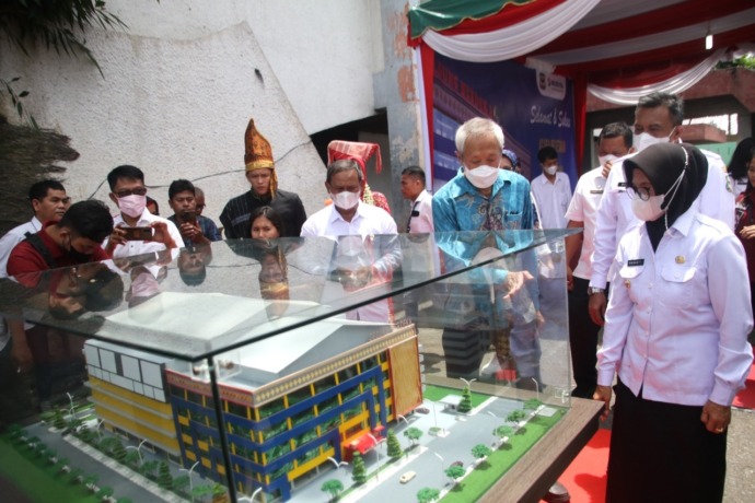Wali Kota Pematang Siantar Susanti Dewayani meninjau maket rencana design Gedung Merdeka dan GOR.