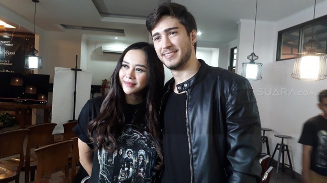 Aura Kasih dan Eryck Amaral, mantan suaminya.