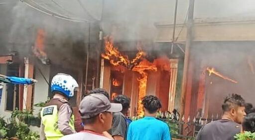 Salah satu rumah warga yang terbakar dari empat rumah warga terbakar, di Lingkungan I Pasar Sipirok, Kecamatan Sipirok, Tapsel.
