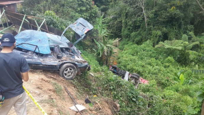 Kondisi mobil truk CPO dan mobil Kijang Kapsul yang terlibat kecelakaan maut di Pargarutan, Kecamatan Angkola Timur, Tapsel.