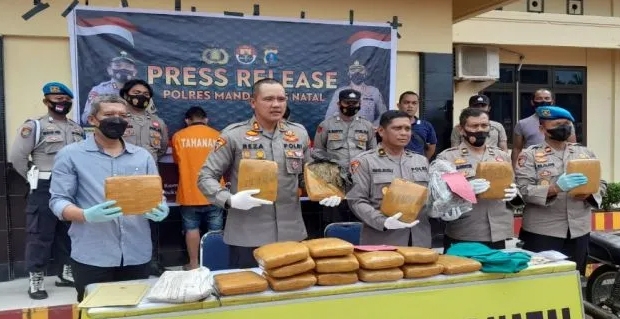 Kapolres Madina, AKBP HM Reza Chairul Akbar Sidik menunjukkan barang bukti dan tersangka.