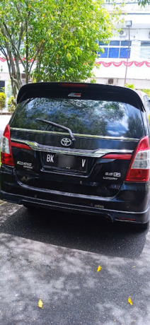 Kendaraan dinas Pemkab Asahan yang berplat hitam.