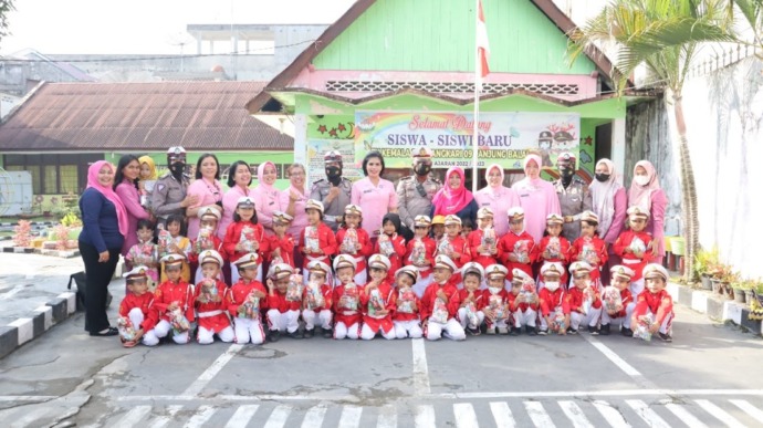 Personil Satlantas Polres Tanjung Balai bersama guru serta anak-anak TK Kemala Bhayangkari Tanjung Balai.