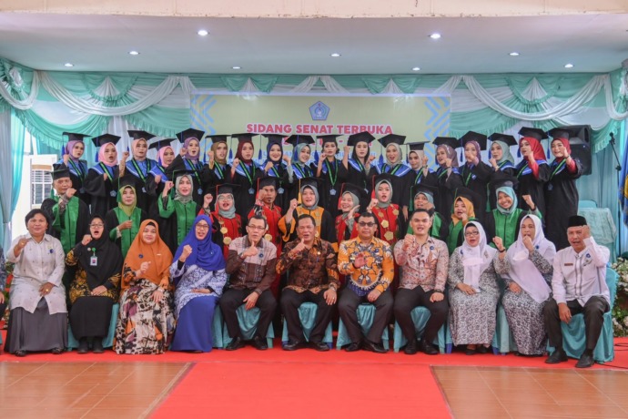 Foto: Ketua Yayasan Perguruan Sentral, Ahmad Husein Pan Harahap, Ketua LL Dikti, peserta sidang senat dan wisudawan Akbid Sentral.