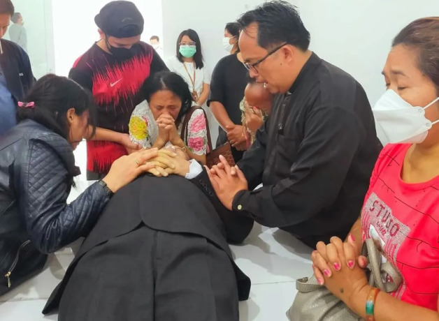 Pdt Saor Hutagaol saat berdoa bersama keluarga Almarhum Ir.Poltak Pakpahan.