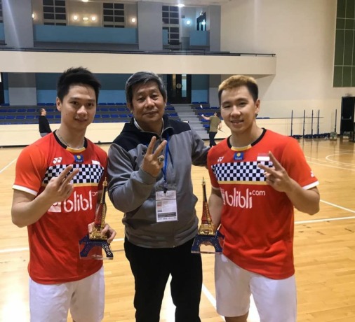 Kevin Sanjaya dan pelatih Herry.