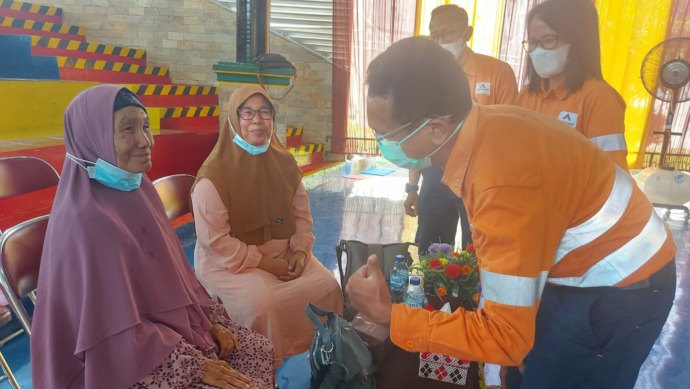 Foto: Dame Ambarita/Metro Tabagsel MENYAPA: General Manager Operational PTAR, Rahmat Lubis, menyapa Asnah Tanjung, di acara Pekan Informasi Kesehatan Mata Tambang Emas Martabe