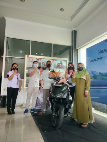 Kepala Cabang PT Indako Trading Coy Psp, David Tanaputra menyerahkan hadiah Honda Vario 160 CBS Program Pesta.