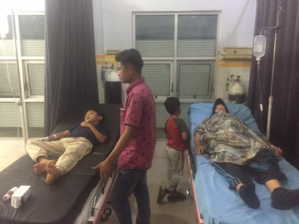 (Foto: Samman/Metro Tabagsel) Dua warga Sibanggor Julu yang mengalami keracunan, mendapat pertolongan di IGD RSUD Panyabungan, Jumat (16/9/2022) malam.