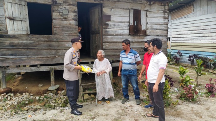 Penyerahan bantuan Kapolres Simalungun kepada warga di Kecamatan Raya Kahean.