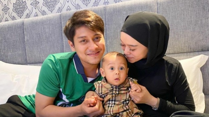 Rizky Billar-Lesti Kejora dan anaknya.