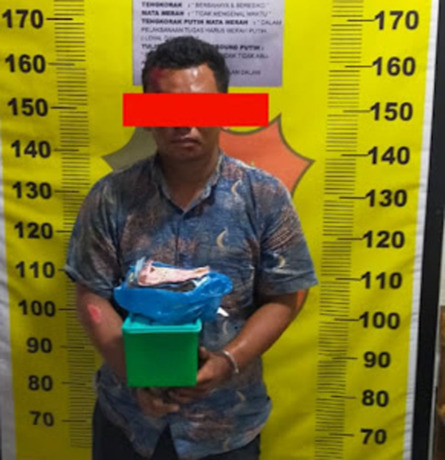 DSS alias Deni, tersangka pencuri voucher dan pulsa saat diamankan.