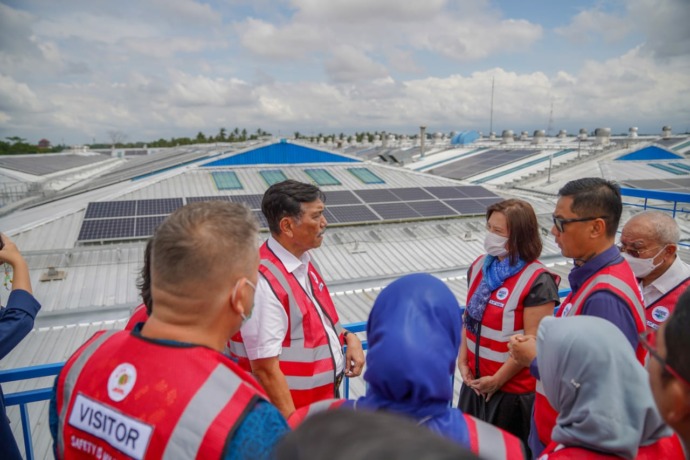 Menteri Koordinator Bidang Kemaritiman dan Investasi Republik Indonesia, Luhut Binsar Pandjaitan meresmikan Pembangkit Listrik Tenaga Surya (PLTS) Atap di kawasan pabrik Danone-AQUA Mambal, Kabupaten Badung, Bali, Kamis (1/9/2022).