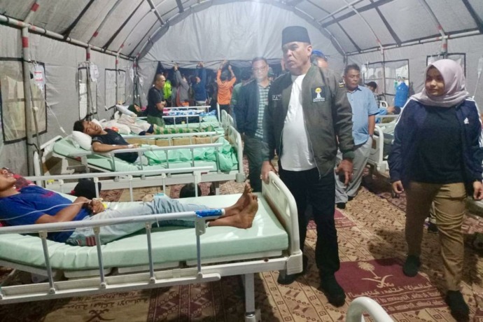 Bupati dan Wakil Bupati Madina meninjau ulang perawatan warga yang ditempatkan di Ruang Rawat Sementara pelataran RSUD Panyabungan, Rabu (28/2022) dini hari. (Foto: Samman/Metro Tabagsel)