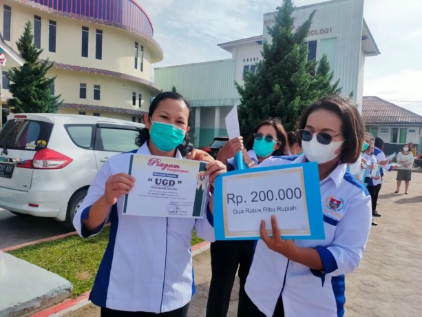 Foto: foto Sunday Sihotang  Dir RSUD Dolok Sanggul dr Heppy Suranta Depari saat memberi penghargaan kepada sejumlah pegawai berprestasi.