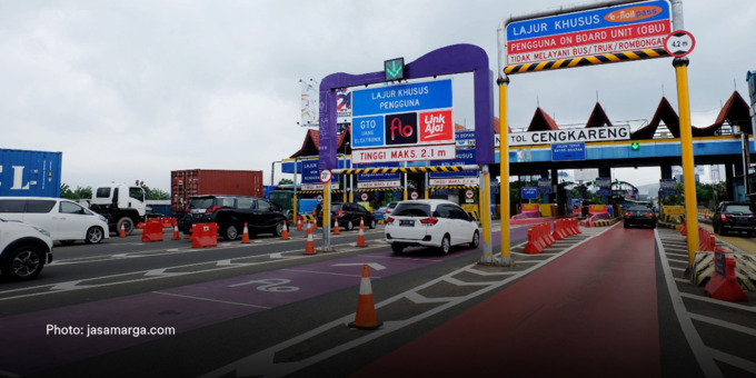 Sejumlah kendaraan memasuki gerbang tol Cengkareng, beberapa waktu lalu. Mulai Desember mendatang, pemerintah melakukan uji coba pembayaran tol tanpa harus berhenti.