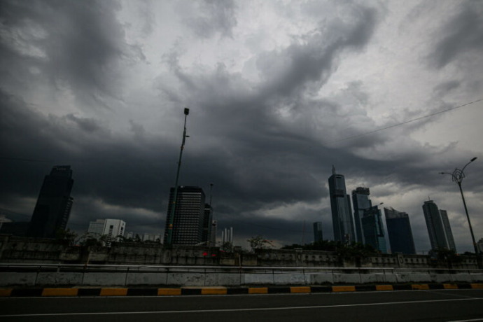 Awan mendung menyelimuti langit di kawasan Kuningan, Jakarta, Minggu (9/10/2022). BMKG memprediksi curah hujan Sumatera rendah hingga Oktober 2023. FOTO:MIFTAHUL HAYAT/JAWA POS