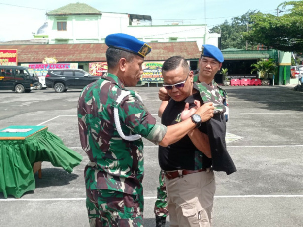 Ketua Terpilih Anton Winata Menerima Baju Satkom Gajah Mada dari Dandepom I/1 Siantar Mayor CPM Junilham Sitorus sebagai Pembina Satkom Gajah Mada.