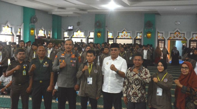 Foto: Samman/Metro Tabagsel  Bupati dan Kapolres Madina bersama Rektor UM Tapsel melepas mahasiswa KKN, Rabu (26/10/2022) dari Masjid Agung Nur Ala Nur Madina.