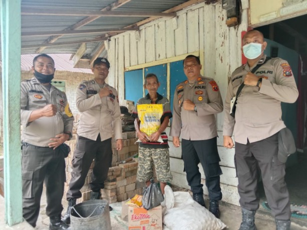 Penyerahan bantuan dari Kapolres Simalungun kepada warga Raya Kahean.
