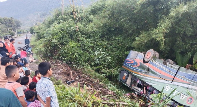 Bus ALS bernomor polisi BK 7621 DP yang mengalami kecelakaan lalulintas.