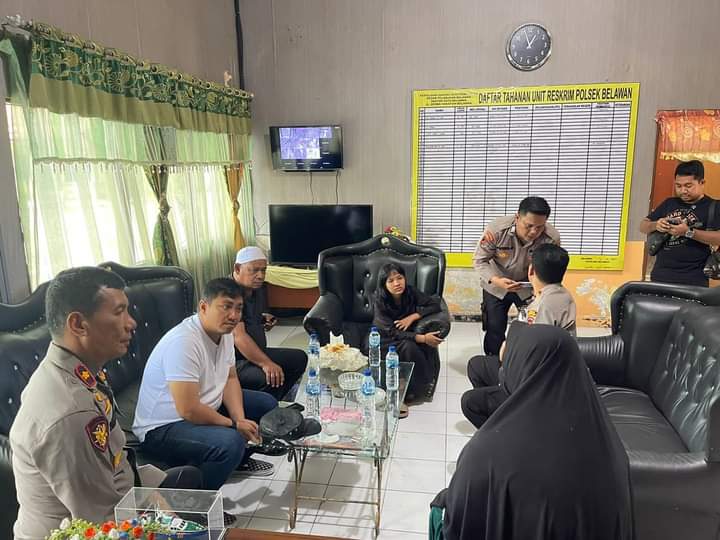 Bupati Labura Hendriyanto Sitorus SE MM saat berbincang dengan Ulfa dan pihak Polsek Belawan.
