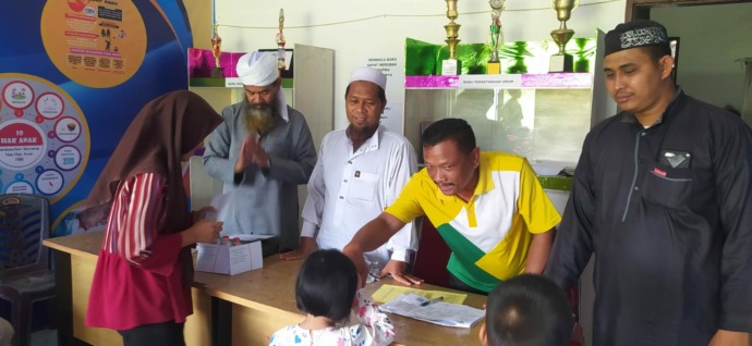 Pihak Panitia pengelola Infak Pasar Gelugur Rantauprapat saat memberikan santunan kepada anak-anak yatim piatu di Kelurahan Sioldengan.