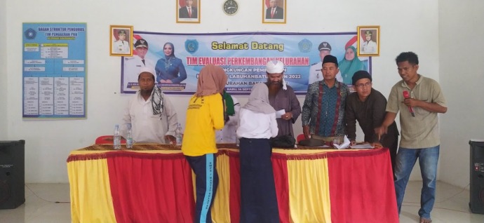 Pengurus kotak infaq Pasar Gelugur Rantauprapat saat menyerahkan santunan kepada anak yatim piatu.