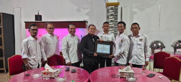 Bupati Labuhanbatu H Erik Adtrada Ritonga saat menerima pengurus PWI Labuhanbatu.