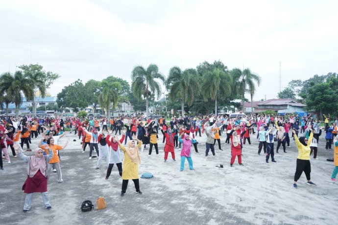 Senam massal di pelataran parkir Stadion Mutiara Kisaran.