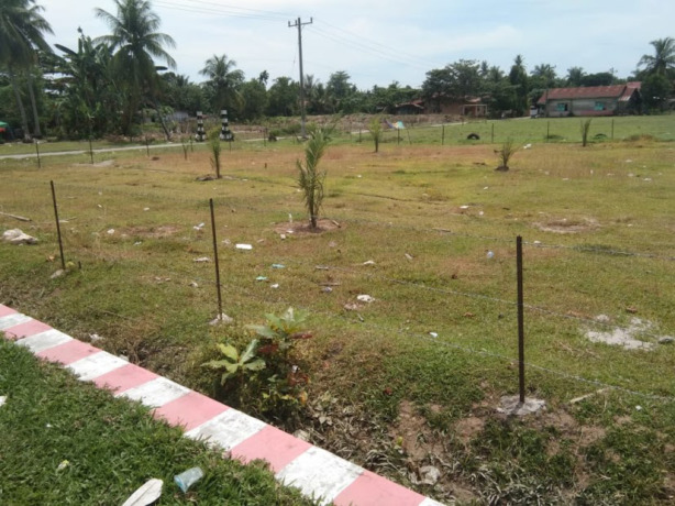 Pemasangan kawat berduri di seputaran Lapangan Bola Kaki Afdeling 1 PTPN 4 Kebun Pulau Raja.