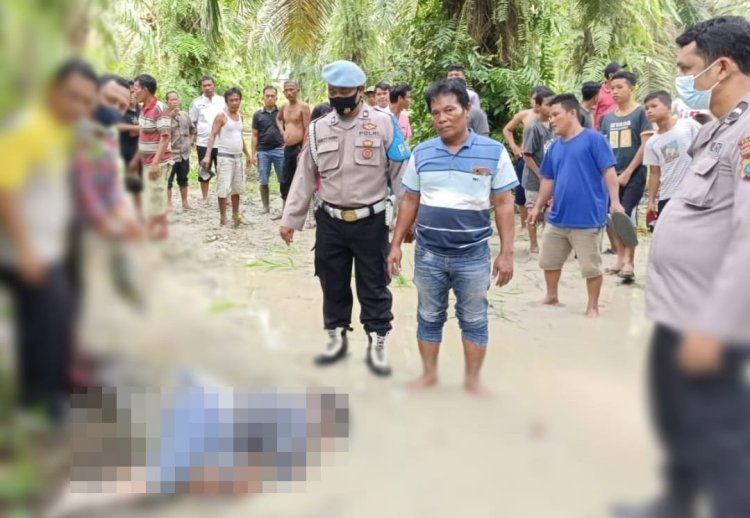Evakuasi korban meninggal yang ditemukan dari kebun sawit warga. (foto: Istimewa)