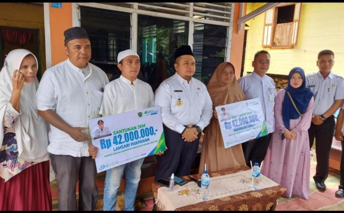 Foto: Penyerahan santunan JKM kematian kepada ahli waris.