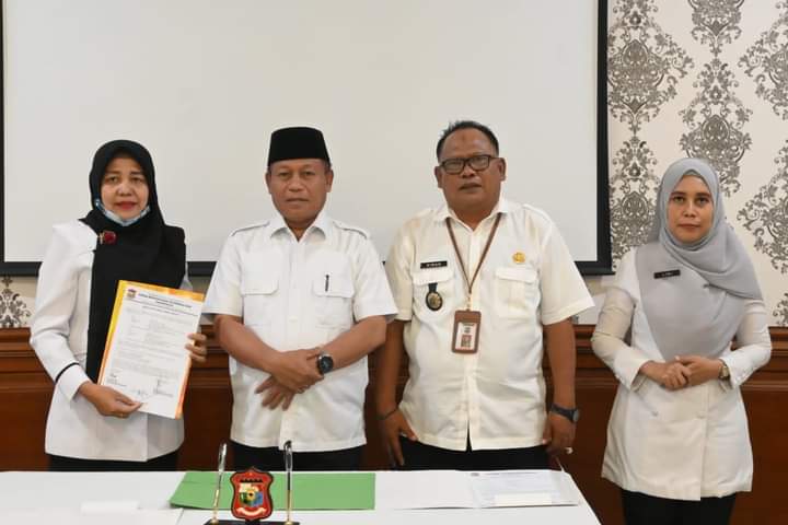 Wali Kota Tanjung Balai H Waris Tholib didampingi Pj Sekretaris  Nurmalini Marpaung saat serahterima jabatan Kadis.