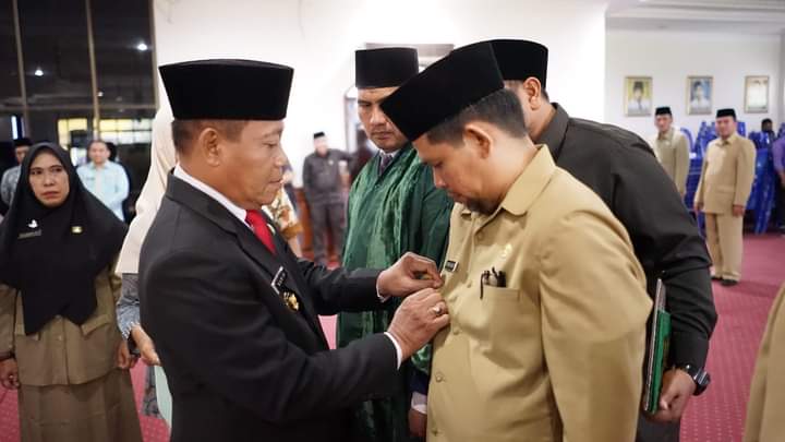 Wali Kota Tanjungbalai Waris Tholib saat melantik para pejabat.