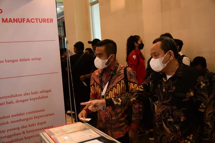 Wabup H Samsul Tanjung ST MH bersama sejumlah Kadis Labura melihat berbagai produk buatan Indonesia.