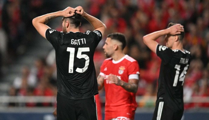 Juventus kalah 3-4 dari Benfica dalam matchday kelima Grup H. Si Nyonya Tua harus rela didepak keluar dari Liga Champions.